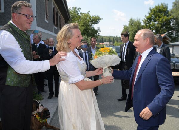 رئیس جمهور روسیه در مراسم عروسی وزیر امور خارجه اتریش کارین کنایسل - اسپوتنیک افغانستان  