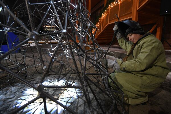 الکساندر، هنرمند اهل تولا در حال ساخت درخت کریسمس - اسپوتنیک افغانستان  