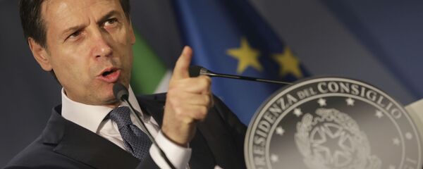 Премьер-министр Италии Джузеппе Конте выступает на пресс-конференции на саммите ЕС в Брюсселе, Бельгия Премьер-министр Италии Джузеппе Конте выступает на пресс-конференции на саммите ЕС в Брюсселе, Бельгия - اسپوتنیک افغانستان