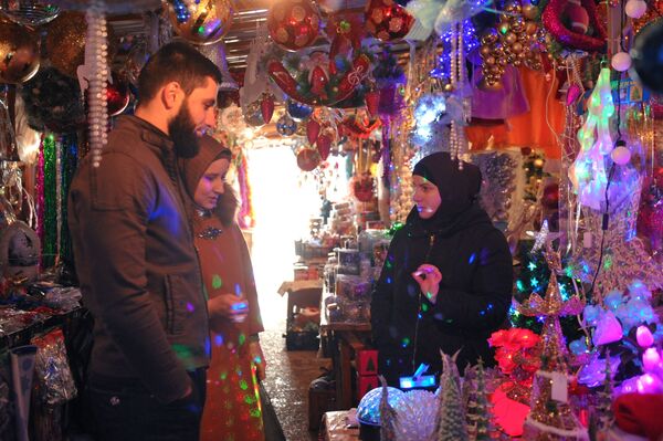بازدیدکنندگان از بازار سال نو در گروزنی. - اسپوتنیک افغانستان  