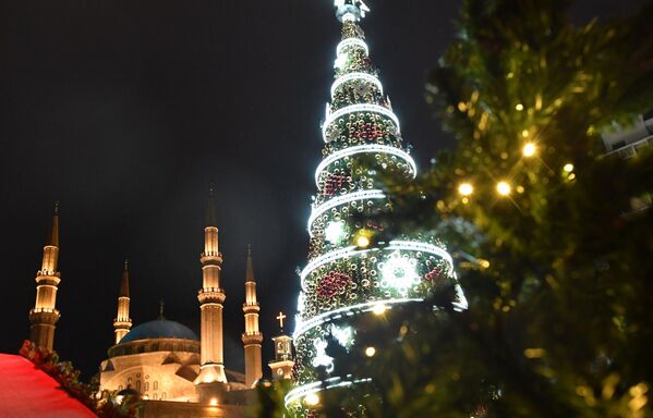 درخت کریسمس در یکی از کوچه ای بیروت، پایتخت لبنان - اسپوتنیک افغانستان  