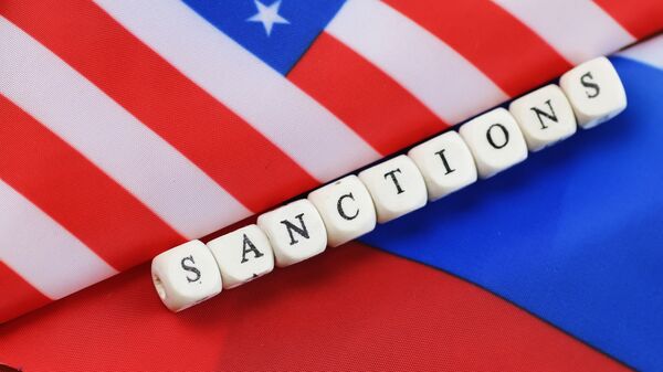 Надпись санкции, сложенная из кубиков между флагами США и России - اسپوتنیک افغانستان  