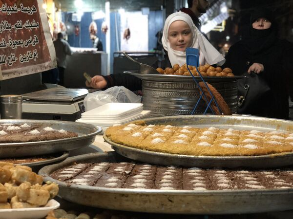 خریداران در بازار شبانه حلب - اسپوتنیک افغانستان  