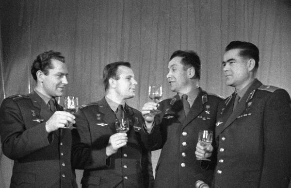 گرمان تیتوف، یوری گاگارین، پاول پوپوویچ و آندریان نیکولایف، فضانوردان روس هنگام تجلیل از سال نو – سال ۱۹۶۳ - اسپوتنیک افغانستان  