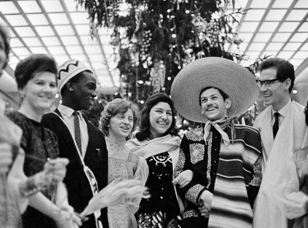 محصلین کشورهای مختلف در جشن سال نو – کاخ کرملین، سال ۱۹۶۴ - اسپوتنیک افغانستان  