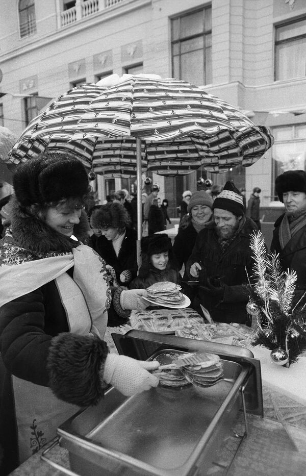 فروش «بلینی» در آستانه جشن سال نو ۱۹۸۷ – مرکز مسکو - اسپوتنیک افغانستان  