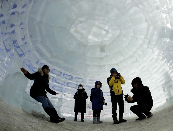 توریستان در حال بازدید از کلبه یخی که برای بازیهای زمستانی ۲۰۱۸ کوریای جنوبی ساخته شده است - اسپوتنیک افغانستان  