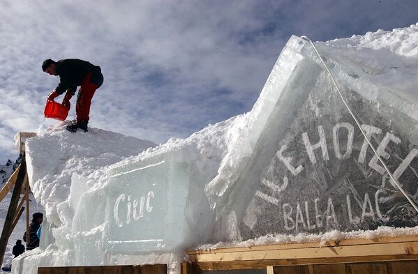کار ساخت هوتل یخی در رومانیا - اسپوتنیک افغانستان  