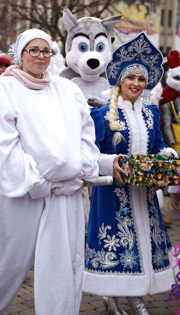 اشتراک کنندگان رسم گذشت بابانوئل ها در کراسنودار، روسیه - اسپوتنیک افغانستان  