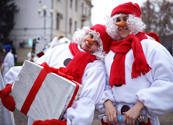 اشتراک کنندگان رسم گذشت بابانوئل ها در کراسنودار، روسیه - اسپوتنیک افغانستان  