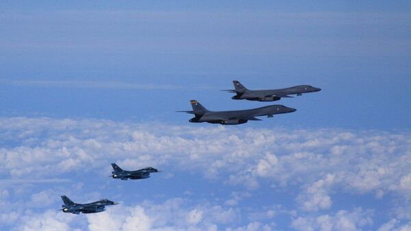 Бомбардировщики B-1B ВВС США в сопровождении истребителей F-16 совершают демонстративный полет над территорией Южной Кореи - اسپوتنیک افغانستان  