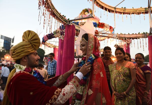 مراسم عروسی دسته جمعی در هند برگزار شد. - اسپوتنیک افغانستان  