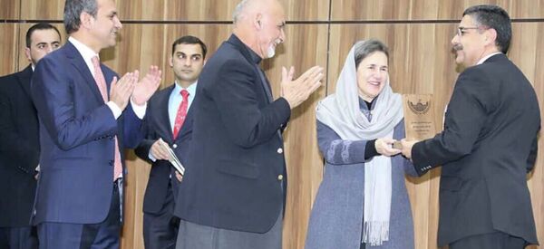 اهدای مدال علامه سید جمال الدین به داکتر احمد سرمست رئیس انستیتوت موسیقی ا اهدای مدال علامه سید جمال الدین به داکتر احمد سرمست رئیس انستیتوت موسیقی ا - اسپوتنیک افغانستان