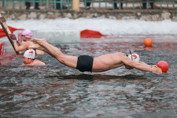 مسابقه «شنای زمستانی» در هوای -۲۱ درجه در ولایت لیائونینگ، چین - اسپوتنیک افغانستان  