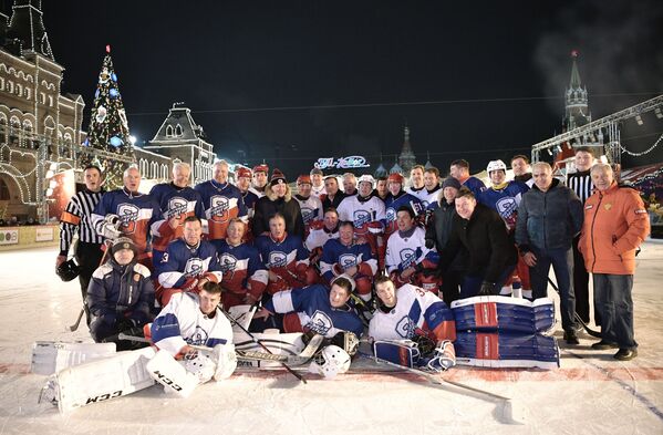 رئیس جمهور روسیه در لیگ شبانه هاکی روی یخ در میدان سرخ مسکو بازی کرد. - اسپوتنیک افغانستان  