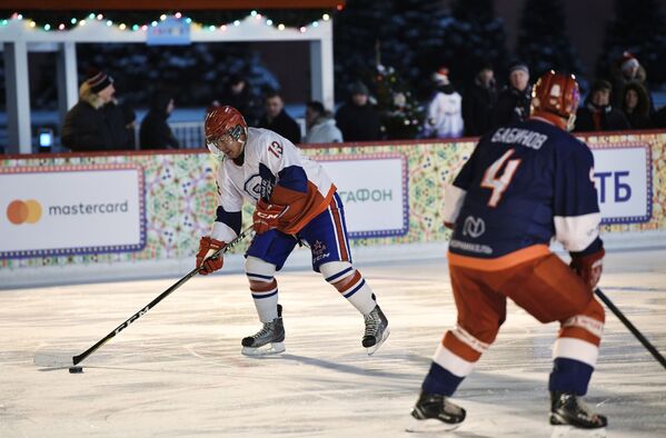 رئیس جمهور روسیه در لیگ شبانه هاکی روی یخ در میدان سرخ مسکو بازی کرد. - اسپوتنیک افغانستان  