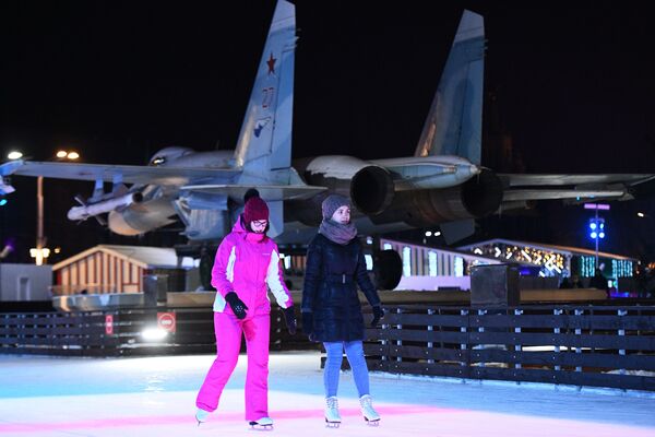 اسکیت روی یخ – پارک ودنخا شهر مسکو، روسیه - اسپوتنیک افغانستان  
