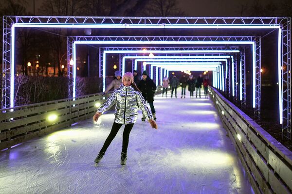 اسکیت روی یخ – پارک گورکی شهر مسکو، روسیه - اسپوتنیک افغانستان  