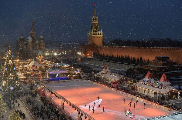 اسکیت روی یخ – میدان سرخ، مسکو - اسپوتنیک افغانستان  