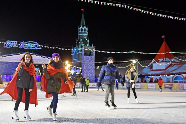 اسکیت روی یخ – میدان سرخ، مسکو - اسپوتنیک افغانستان  
