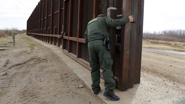 دیوار مرزی بین امریکا و مکسیکو را میتوان به سادگی اره نمود + عکس - اسپوتنیک افغانستان  