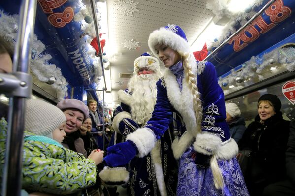 بابا نوئل و دخترک برفی در متروی مسکو - اسپوتنیک افغانستان  