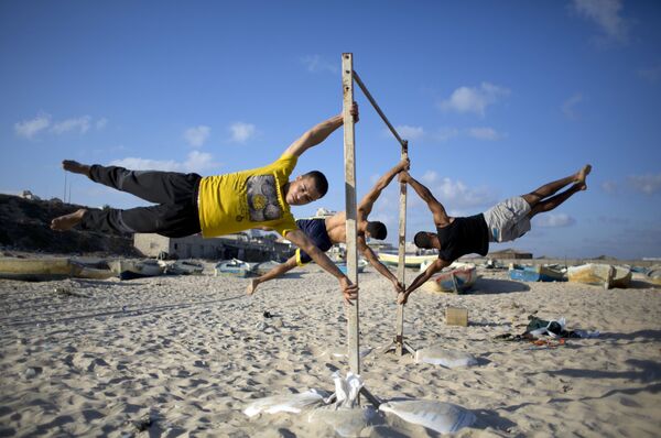 ورزش فلسطینی ها در اسکله در شهر غزه - اسپوتنیک افغانستان  