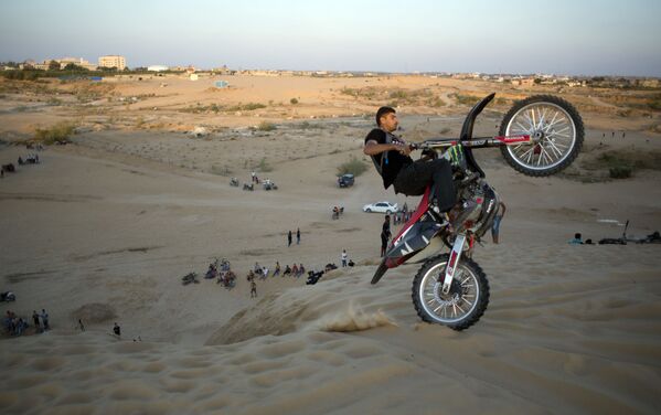 نمایش حرکات موتور سیکل در شهر غزه - اسپوتنیک افغانستان  