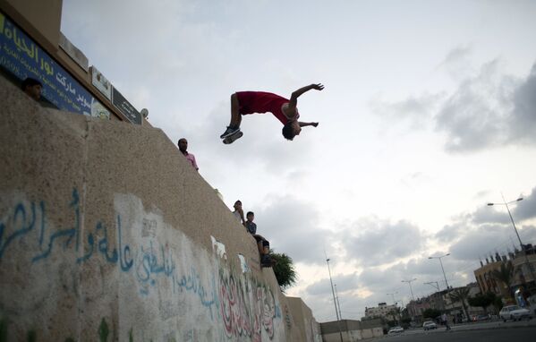وزرش مخاطره آمیز فلسطینی در یکی از سرک های شهر غزه - اسپوتنیک افغانستان  