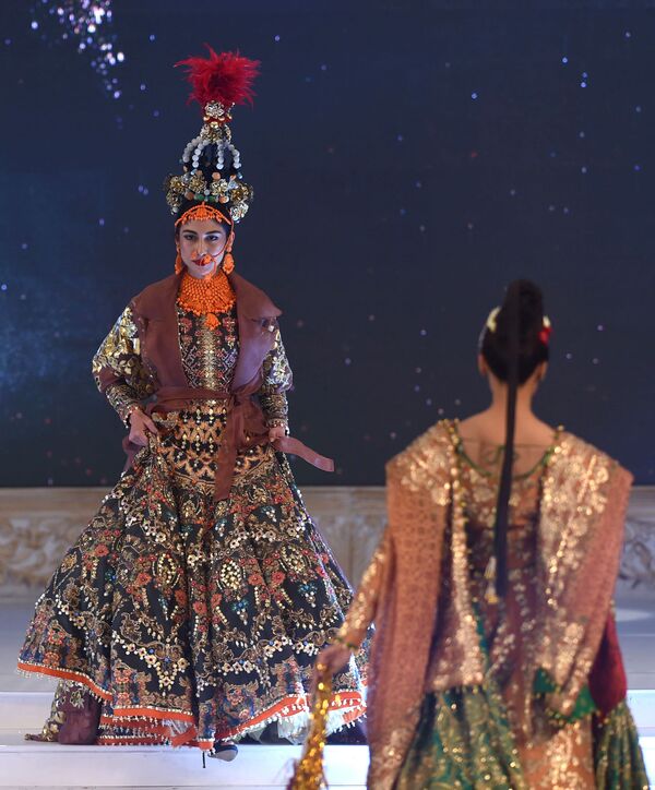 مدل مجموعه لباس های Ali Xeeshan را در هفته مد نمایش میدهد - اسپوتنیک افغانستان  