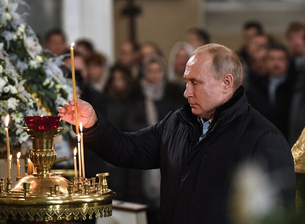 ولادیمیر پوتین، رئیس جمهور روسیه در مراسم کریسمس در کلیسای جامع در سن پترزبورگ - اسپوتنیک افغانستان  