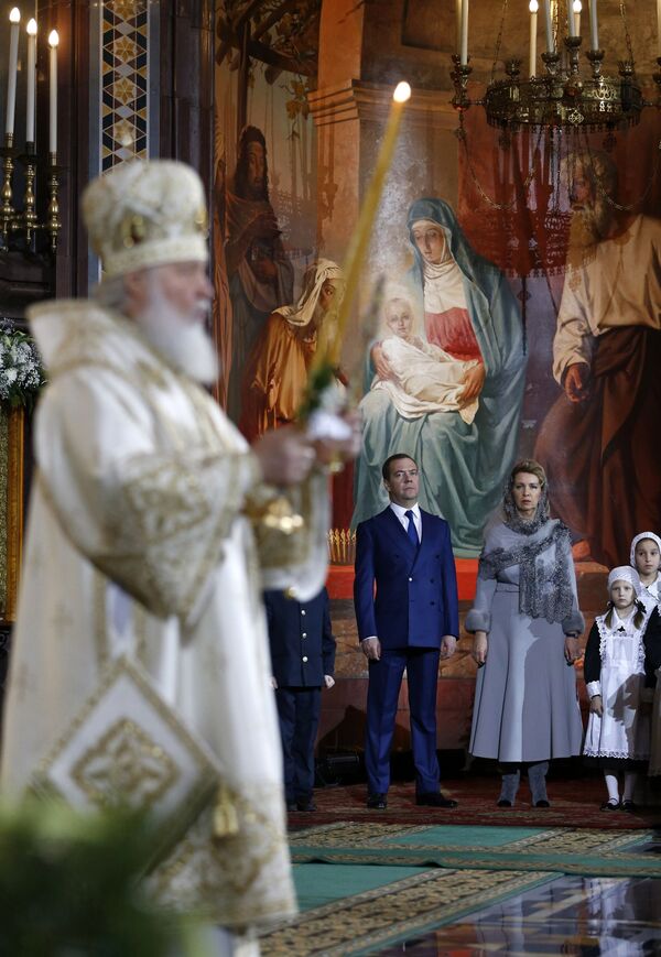 نخست وزیر دیمیتری مدودف به همراه همسرش سوتلانا در مراسم تولد حضرت مسیح در کلیسای مسیح منجی در مسکو - اسپوتنیک افغانستان  