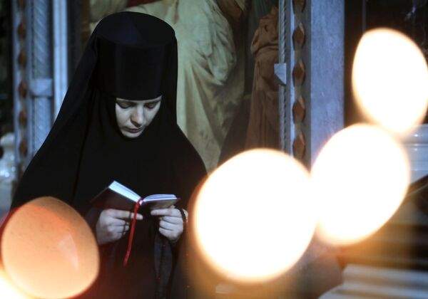مادر روحانی در کلیسای مسیح  ناجی در مسکو - اسپوتنیک افغانستان  