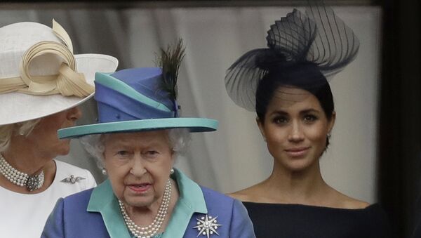 Britain's Queen Elizabeth II, Camilla the Duchess of Cornwall, left, and Meghan the Duchess of Sussex walk out onto the balcony to watch a flypast of Royal Air Force aircraft pass over Buckingham Palace in London, Tuesday, July 10, 2018. - اسپوتنیک افغانستان  