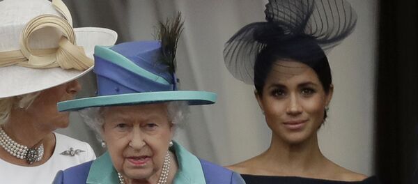 Britain's Queen Elizabeth II, Camilla the Duchess of Cornwall, left, and Meghan the Duchess of Sussex walk out onto the balcony to watch a flypast of Royal Air Force aircraft pass over Buckingham Palace in London, Tuesday, July 10, 2018. - اسپوتنیک افغانستان  