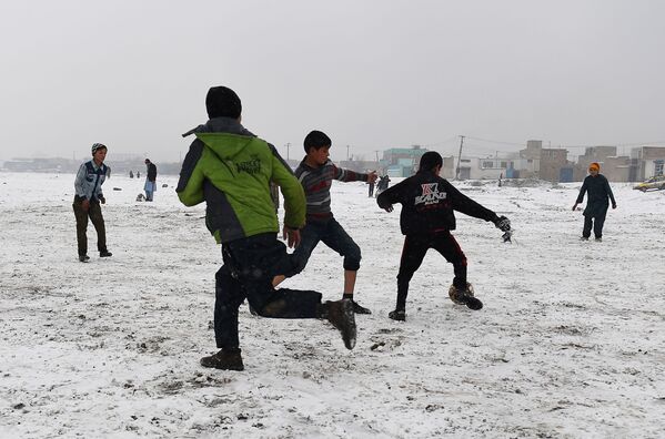کودکان افغان هنگام برفبازی در زمستان کابل - اسپوتنیک افغانستان  