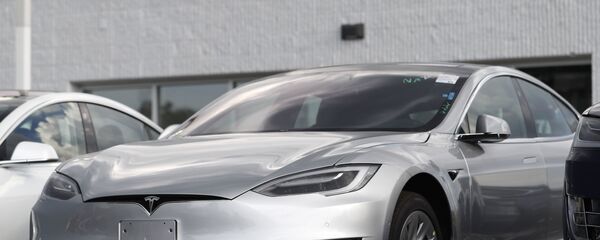 موتر تسلا بدون سرنشین امریکایی با روبات روسی تصادم کرد - اسپوتنیک افغانستان  