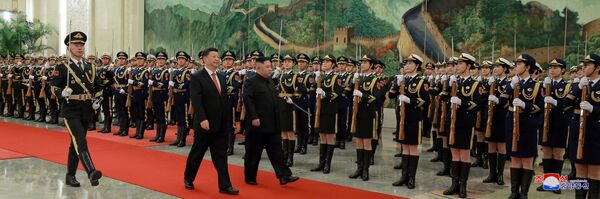 رهبر کوریای شمالی و رئیس‌جمهور چین در جریان مراسم استقبال از رهبر کوریای شمالی در پکن - اسپوتنیک افغانستان  