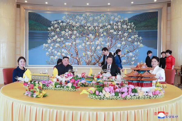 رهبر کوریای شمالی و چین با همسران‌شان در دیدار پکن، چین - اسپوتنیک افغانستان  