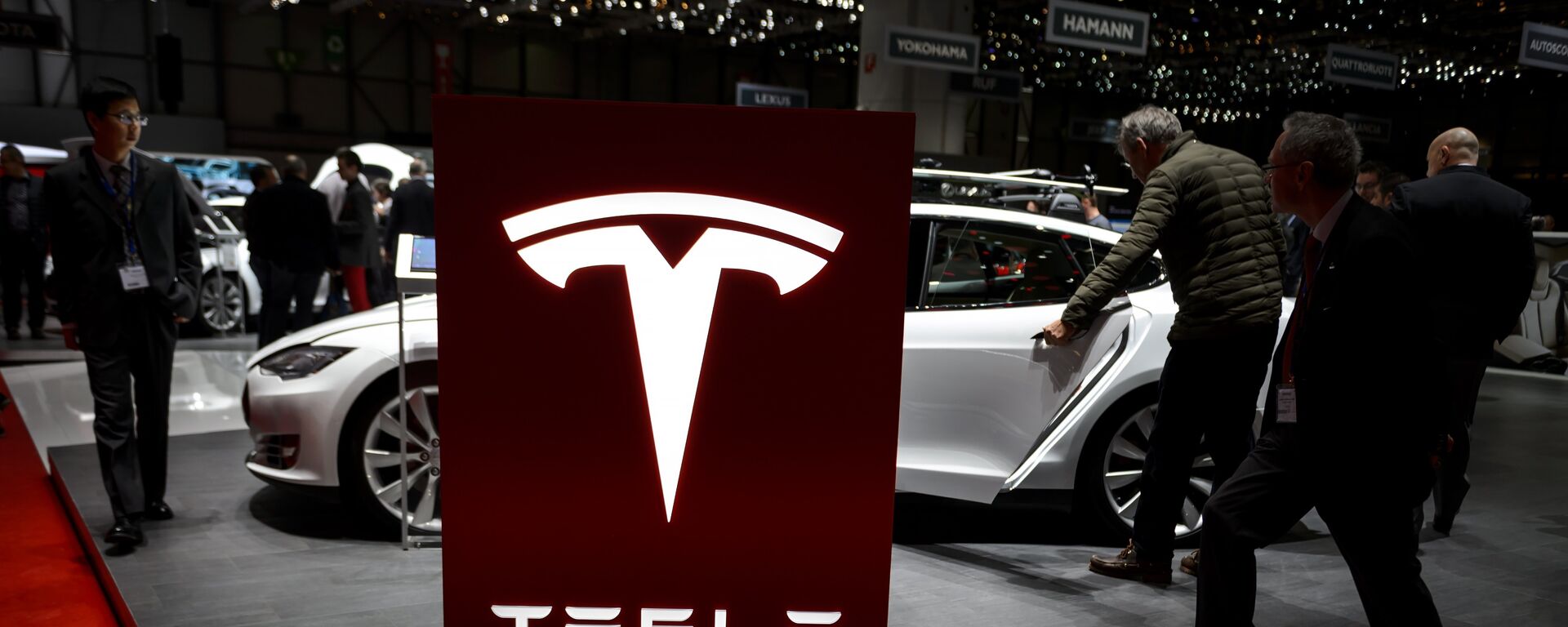 Visitor are seen at the booth of US electric carmaker Tesla Motors, during the press day of the Geneva Car Show on March 4, 2015 in Geneva - اسپوتنیک افغانستان  , 1920, 28.04.2022
