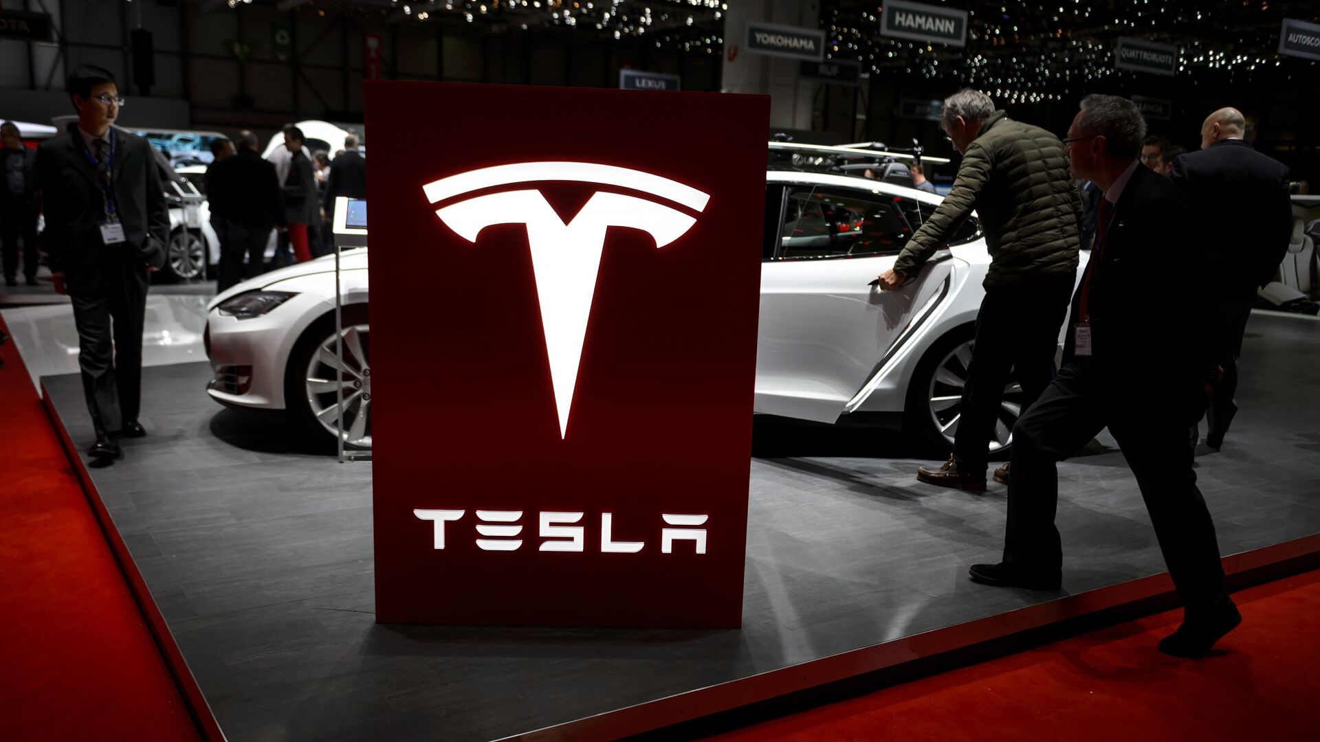 Visitor are seen at the booth of US electric carmaker Tesla Motors, during the press day of the Geneva Car Show on March 4, 2015 in Geneva - اسپوتنیک افغانستان  , 1920, 04.02.2022