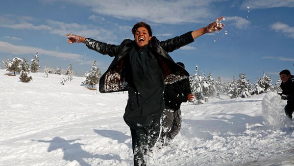 کودکان افغان در حال شادی پس از بارش نخستین برف در کابل - اسپوتنیک افغانستان  