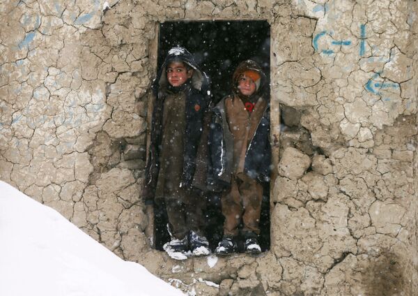 کودکان بیجاشدگان در هوایی برفی کابل - اسپوتنیک افغانستان  