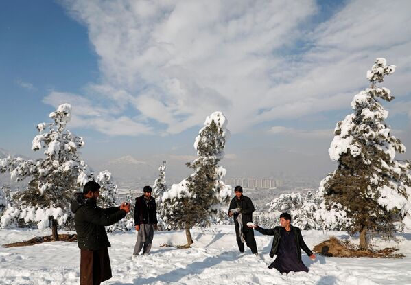 جوانان در حال عکس گرفتن پس از بارش نخستین برف در کابل - اسپوتنیک افغانستان  