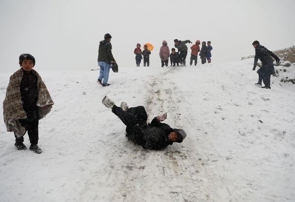 کودکان در حال بازی پس از برف‌باری در کابل - اسپوتنیک افغانستان  
