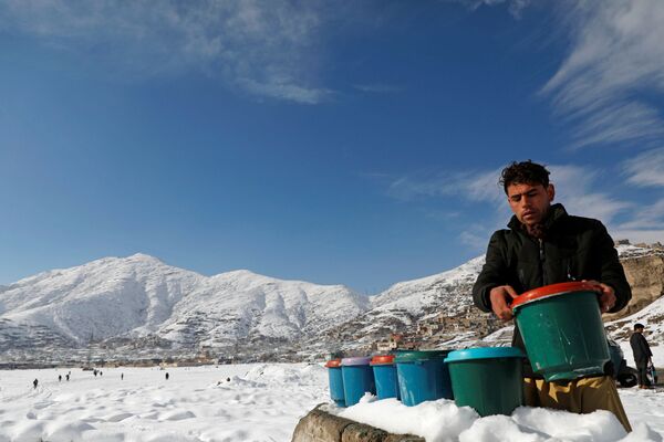 مرد ماست فروش پس از بارش نخستین برف در کابل - اسپوتنیک افغانستان  