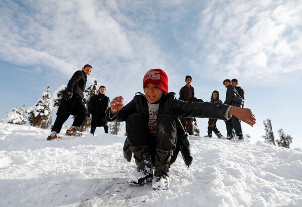 کودکان در حال بازی پس از برف‌باری در کابل - اسپوتنیک افغانستان  