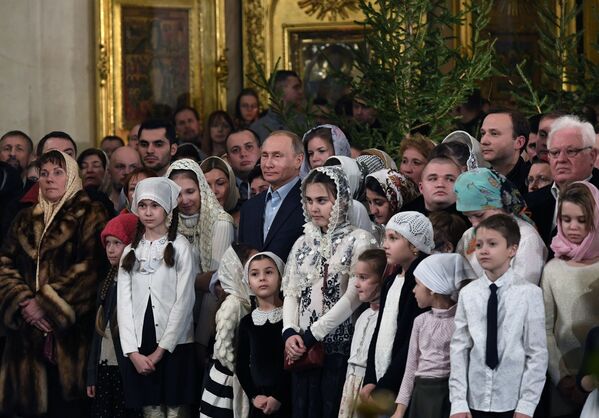 ولادیمیر پوتین، رئیس جمهور روسیه در مراسم کریسمس در کلیسای جامع در سن پترزبورگ - اسپوتنیک افغانستان  