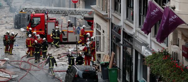 بازدید نخست وزیر و زیر داخله فرانسه از محل انفجار در پاریس بازدید نخست وزیر و زیر داخله فرانسه از محل انفجار در پاریس - اسپوتنیک افغانستان