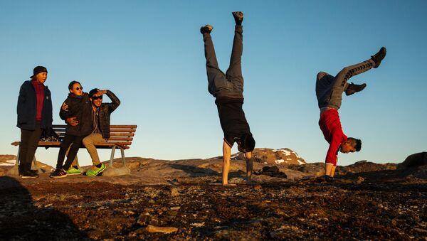 Молодежь آیا در گذشته،‏ طول عمر انسان‌ها  بیش از امروز بود؟‏ развлекается на холме за городом Тасиилак, Гренландия - اسپوتنیک افغانستان  